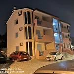 J&j New Modern Elegant With Balcony And Loggia - Free Private Parking Fast Wi-fi And 3 Air Conditioners Appartement Pula