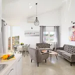 J&j New Modern Elegant With Balcony And Loggia - Free Private Parking Fast Wi-fi And 3 Air Conditioners *