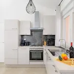 J&j New Modern Elegant With Balcony And Loggia - Free Private Parking Fast Wi-fi And 3 Air Conditioners Appartement Pula