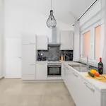 Appartement J&j New Modern Elegant With Balcony And Loggia - Free Private Parking Fast Wi-fi And 3 Air Conditioners