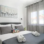 J&j New Modern Elegant With Balcony And Loggia - Free Private Parking Fast Wi-fi And 3 Air Conditioners *