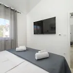J&j New Modern Elegant With Balcony And Loggia - Free Private Parking Fast Wi-fi And 3 Air Conditioners Appartement Pula