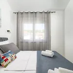 J&j New Modern Elegant With Balcony And Loggia - Free Private Parking Fast Wi-fi And 3 Air Conditioners