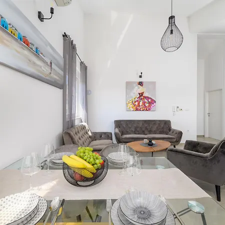 J&j New Modern Elegant With Balcony And Loggia - Free Private Parking Fast Wi-fi And 3 Air Conditioners Lägenhet *