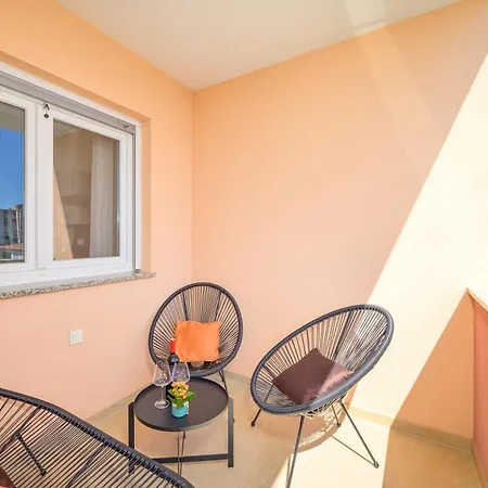 J&j New Modern Elegant With Balcony And Loggia - Free Private Parking Fast Wi-fi And 3 Air Conditioners Lägenhet *