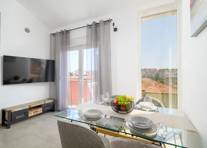 J&j New Modern Elegant With Balcony And Loggia - Free Private Parking Fast Wi-fi And 3 Air Conditioners 公寓