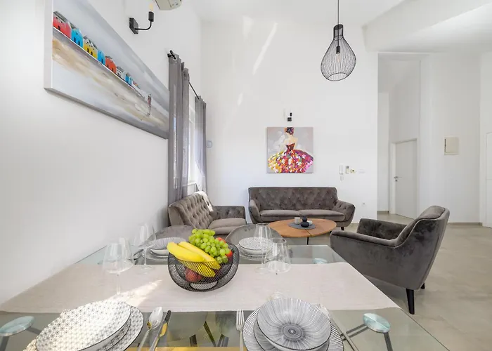 J&j New Modern Elegant With Balcony And Loggia - Free Private Parking Fast Wi-fi And 3 Air Conditioners 公寓 *