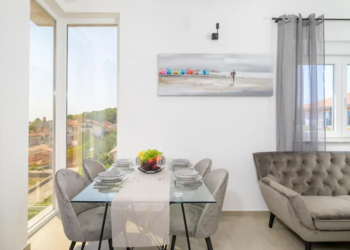 J&j New Modern Elegant With Balcony And Loggia - Free Private Parking Fast Wi-fi And 3 Air Conditioners 普拉