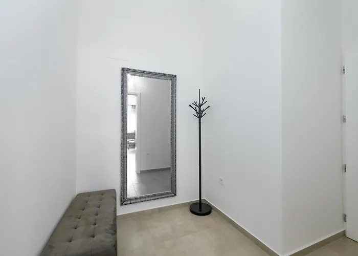 J&j New Modern Elegant With Balcony And Loggia - Free Private Parking Fast Wi-fi And 3 Air Conditioners *