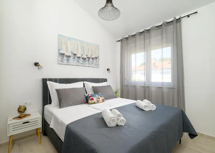 J&j New Modern Elegant With Balcony And Loggia - Free Private Parking Fast Wi-fi And 3 Air Conditioners *