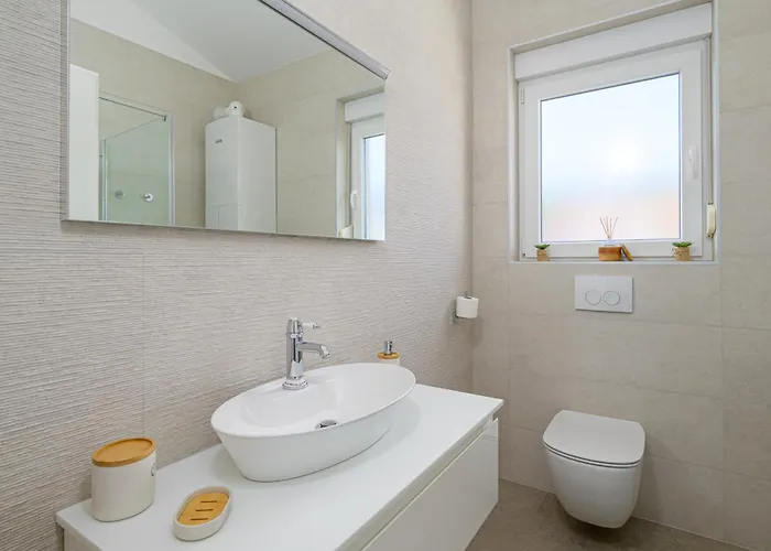 J&j New Modern Elegant With Balcony And Loggia - Free Private Parking Fast Wi-fi And 3 Air Conditioners 아파트 풀라