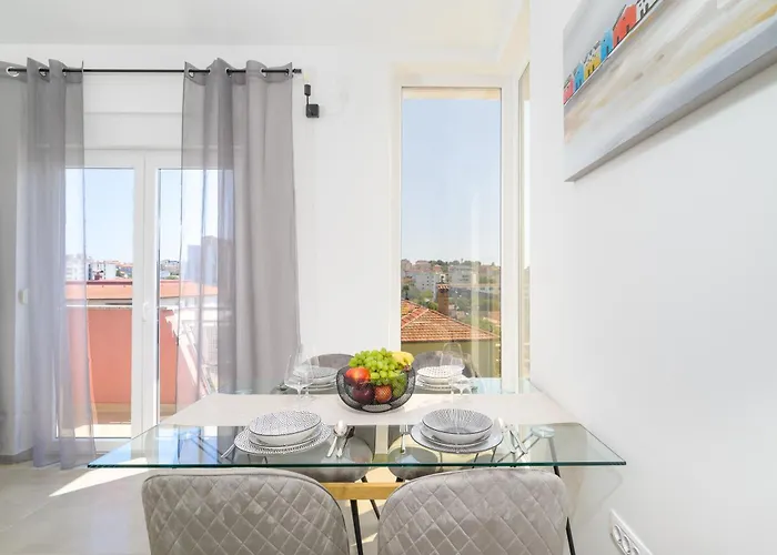 J&j New Modern Elegant With Balcony And Loggia - Free Private Parking Fast Wi-fi And 3 Air Conditioners *