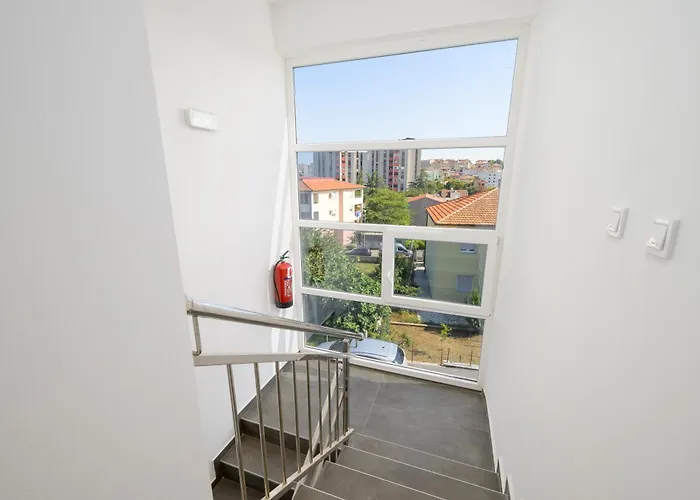 아파트 J&j New Modern Elegant With Balcony And Loggia - Free Private Parking Fast Wi-fi And 3 Air Conditioners *