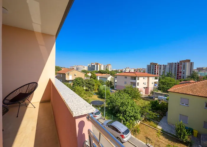 公寓 J&j New Modern Elegant With Balcony And Loggia - Free Private Parking Fast Wi-fi And 3 Air Conditioners 普拉