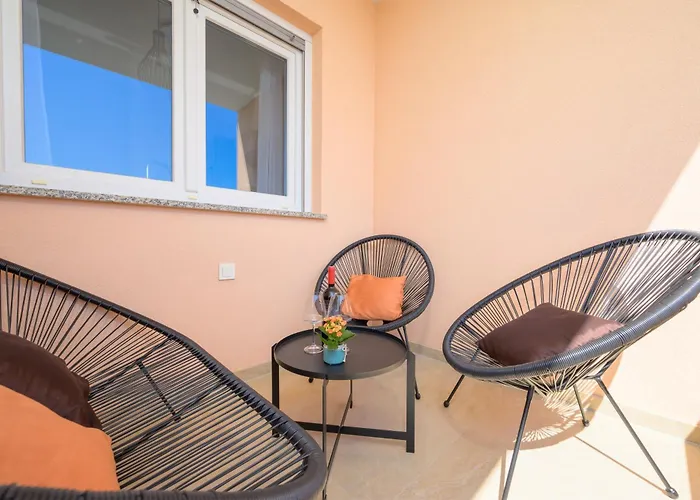 J&j New Modern Elegant With Balcony And Loggia - Free Private Parking Fast Wi-fi And 3 Air Conditioners 普拉