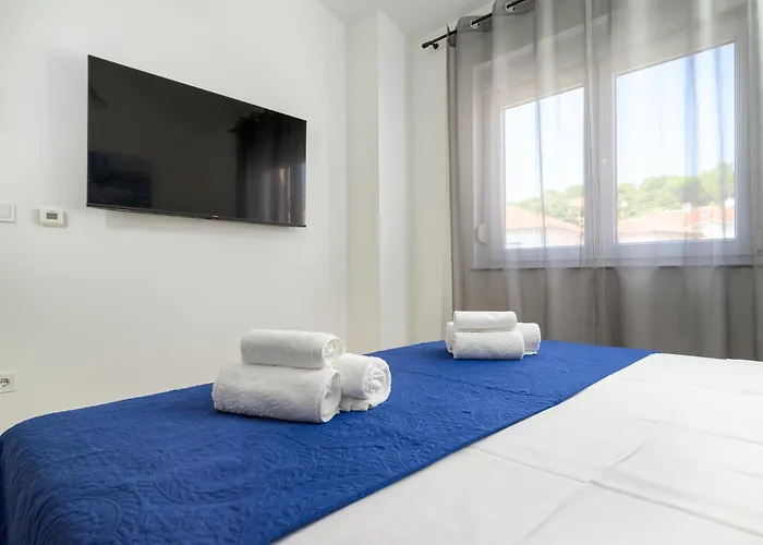J&j New Modern Elegant With Balcony And Loggia - Free Private Parking Fast Wi-fi And 3 Air Conditioners * 普拉