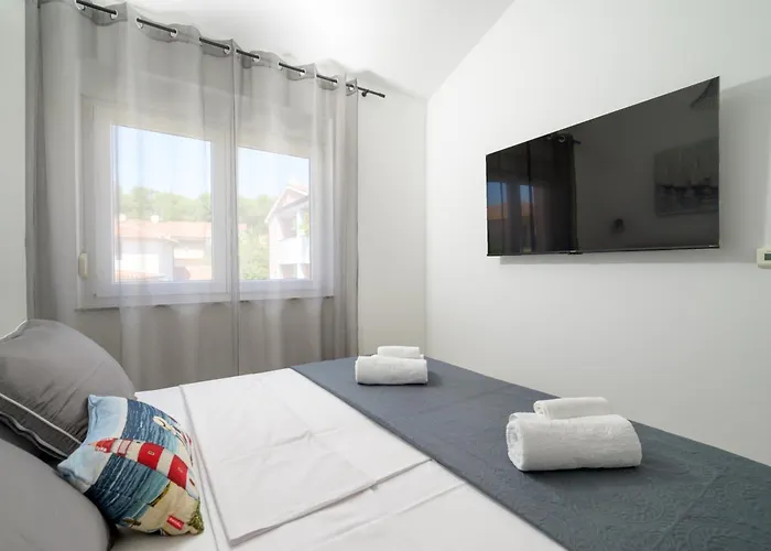 J&j New Modern Elegant With Balcony And Loggia - Free Private Parking Fast Wi-fi And 3 Air Conditioners