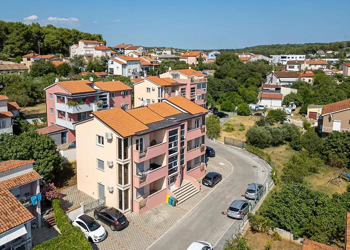 아파트 J&j New Modern Elegant With Balcony And Loggia - Free Private Parking Fast Wi-fi And 3 Air Conditioners 풀라