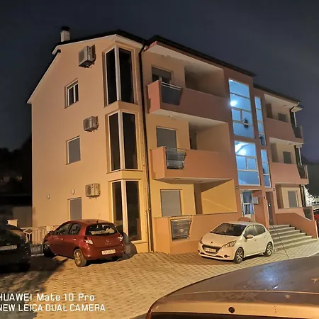 J&j New Modern Elegant With Balcony And Loggia - Free Private Parking Fast Wi-fi And 3 Air Conditioners Apartment Pula