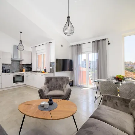 J&j New Modern Elegant With Balcony And Loggia - Free Private Parking - Fast Wi-fi And 3 Air Conditioners
