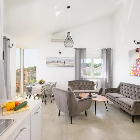 J&j New Modern Elegant With Balcony And Loggia - Free Private Parking - Fast Wi-fi And 3 Air Conditioners *