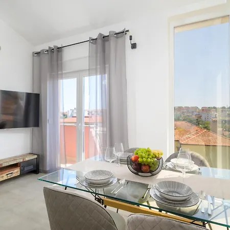 J&j New Modern Elegant With Balcony And Loggia - Free Private Parking - Fast Wi-fi And 3 Air Conditioners דירה