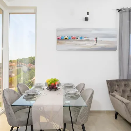 J&j New Modern Elegant With Balcony And Loggia - Free Private Parking - Fast Wi-fi And 3 Air Conditioners Pula