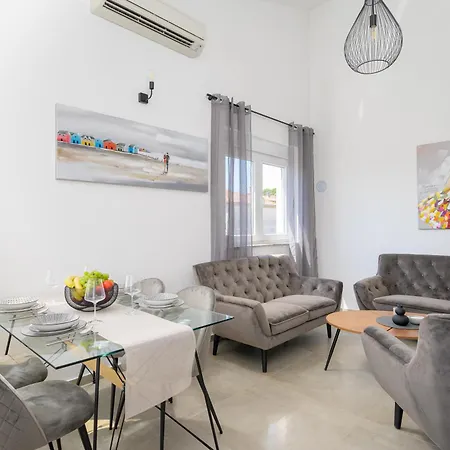 דירה J&j New Modern Elegant With Balcony And Loggia - Free Private Parking - Fast Wi-fi And 3 Air Conditioners