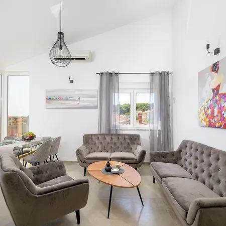 J&j New Modern Elegant With Balcony And Loggia - Free Private Parking - Fast Wi-fi And 3 Air Conditioners דירה פולה