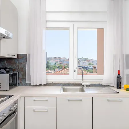 J&j New Modern Elegant With Balcony And Loggia - Free Private Parking Fast Wi-fi And 3 Air Conditioners Διαμέρισμα