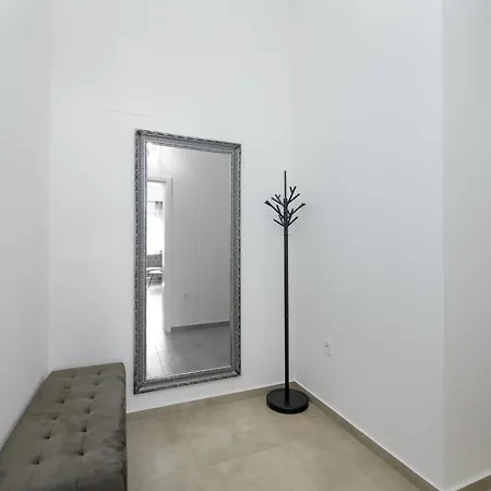 J&j New Modern Elegant With Balcony And Loggia - Free Private Parking - Fast Wi-fi And 3 Air Conditioners *