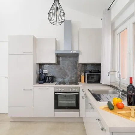 J&j New Modern Elegant With Balcony And Loggia - Free Private Parking - Fast Wi-fi And 3 Air Conditioners דירה פולה