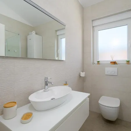 J&j New Modern Elegant With Balcony And Loggia - Free Private Parking - Fast Wi-fi And 3 Air Conditioners * פולה