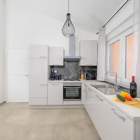 דירה J&j New Modern Elegant With Balcony And Loggia - Free Private Parking - Fast Wi-fi And 3 Air Conditioners