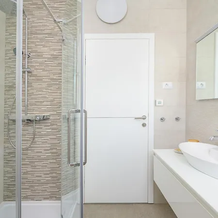 J&j New Modern Elegant With Balcony And Loggia - Free Private Parking - Fast Wi-fi And 3 Air Conditioners דירה *