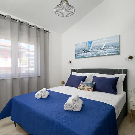 J&j New Modern Elegant With Balcony And Loggia - Free Private Parking - Fast Wi-fi And 3 Air Conditioners *