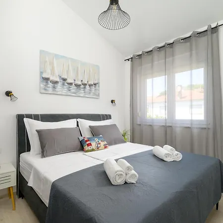 J&j New Modern Elegant With Balcony And Loggia - Free Private Parking - Fast Wi-fi And 3 Air Conditioners *