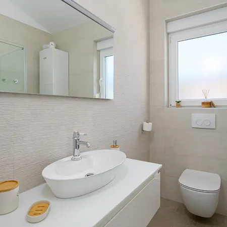 J&j New Modern Elegant With Balcony And Loggia - Free Private Parking - Fast Wi-fi And 3 Air Conditioners דירה פולה