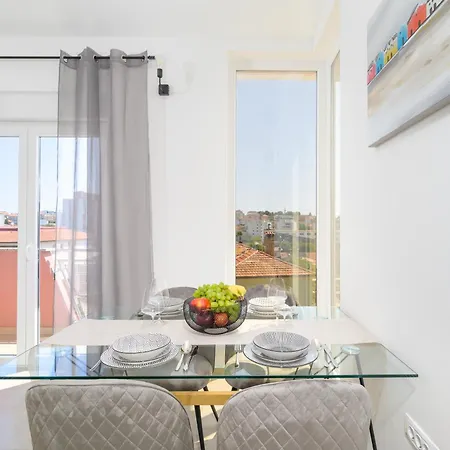 J&j New Modern Elegant With Balcony And Loggia - Free Private Parking - Fast Wi-fi And 3 Air Conditioners *