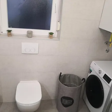 J&j New Modern Elegant With Balcony And Loggia - Free Private Parking - Fast Wi-fi And 3 Air Conditioners * פולה