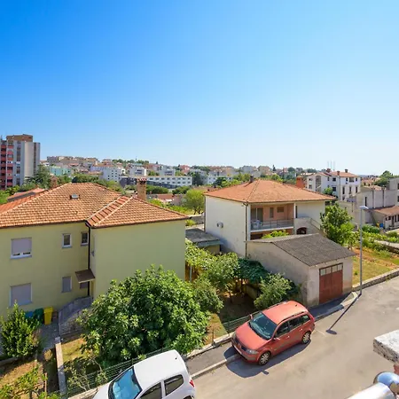 J&j New Modern Elegant With Balcony And Loggia - Free Private Parking Fast Wi-fi And 3 Air Conditioners Apartment