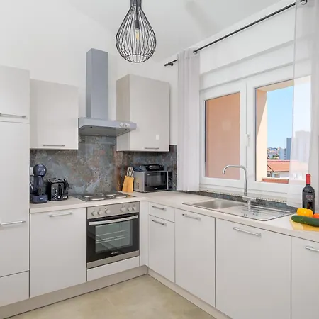 J&j New Modern Elegant With Balcony And Loggia - Free Private Parking - Fast Wi-fi And 3 Air Conditioners פולה