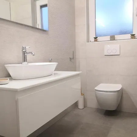 דירה J&j New Modern Elegant With Balcony And Loggia - Free Private Parking - Fast Wi-fi And 3 Air Conditioners