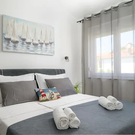J&j New Modern Elegant With Balcony And Loggia - Free Private Parking - Fast Wi-fi And 3 Air Conditioners *