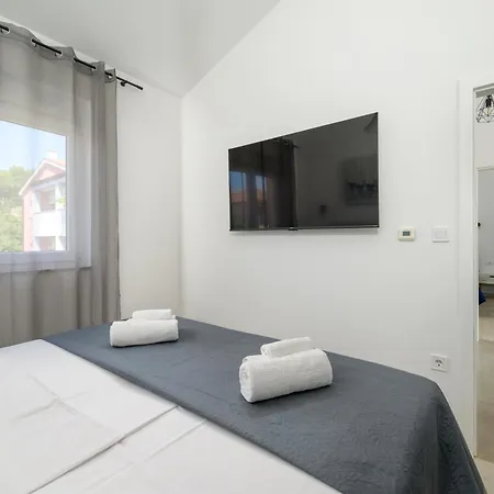 J&j New Modern Elegant With Balcony And Loggia - Free Private Parking - Fast Wi-fi And 3 Air Conditioners דירה פולה