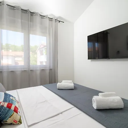 J&j New Modern Elegant With Balcony And Loggia - Free Private Parking - Fast Wi-fi And 3 Air Conditioners