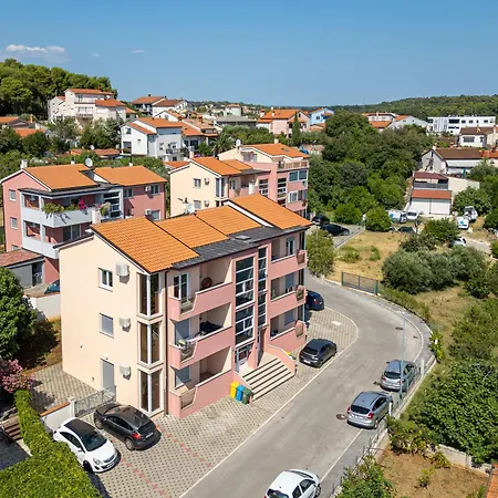 Apartment J&j New Modern Elegant With Balcony And Loggia - Free Private Parking Fast Wi-fi And 3 Air Conditioners Pula