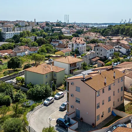 J&j New Modern Elegant With Balcony And Loggia - Free Private Parking Fast Wi-fi And 3 Air Conditioners *