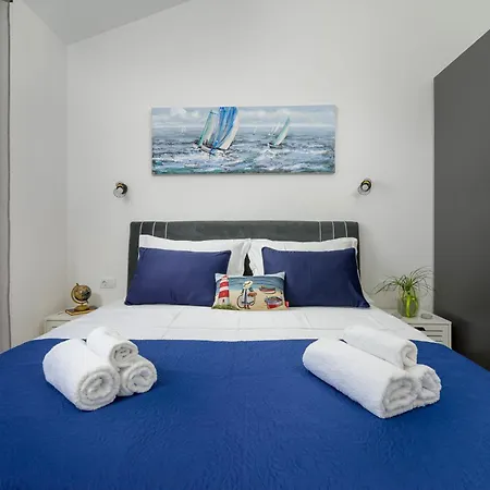 J&j New Modern Elegant With Balcony And Loggia - Free Private Parking - Fast Wi-fi And 3 Air Conditioners דירה
