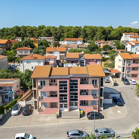 Apartment J&j New Modern Elegant With Balcony And Loggia - Free Private Parking Fast Wi-fi And 3 Air Conditioners *